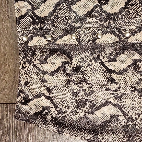 ❤️ NWOT! URBAN OUTFITTERS VEGAN SNAKESKIN LEATHER MINI SKIRT, LARGE - Picture 2 of 5
